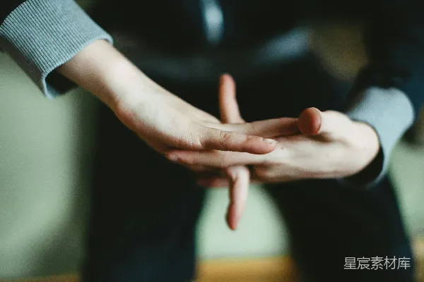 高清摄影 灰色长袖上衣的男人抱着一个孩子的手