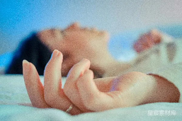 高清摄影 抱着孩子的人牵着孩子的手