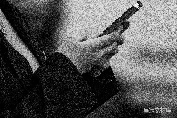 高清摄影 一个人使用智能手机时双手都在操作