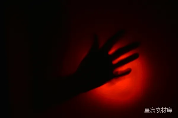 高清摄影 一个人在黑暗中展示自己的手
