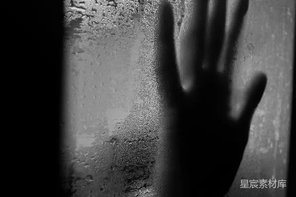高清摄影 窗口伸出的手在雨中
