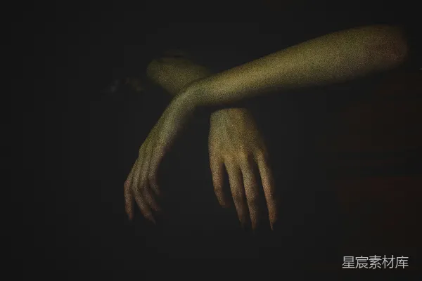 高清摄影 一个人的手在黑暗中伸向某物