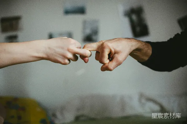 高清摄影 一个人牵着另一个人的手