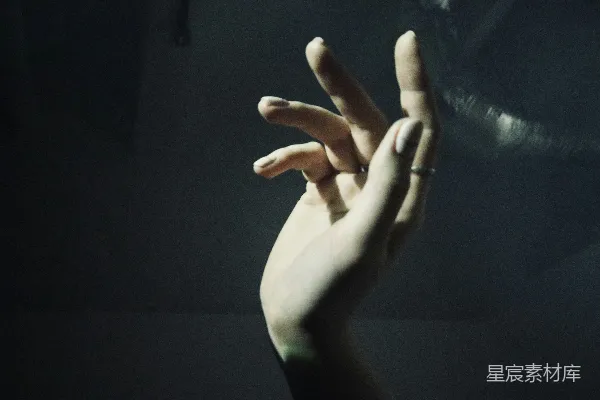 高清摄影 左手做胜利的手势的人