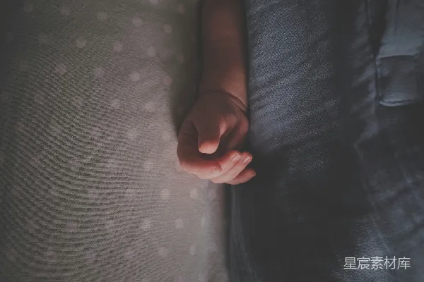 高清摄影 人的脚站在白色的粉色格子布上