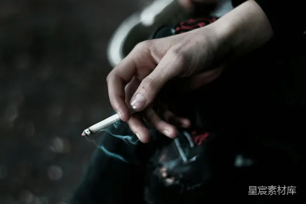 高清摄影 手握香烟的人
