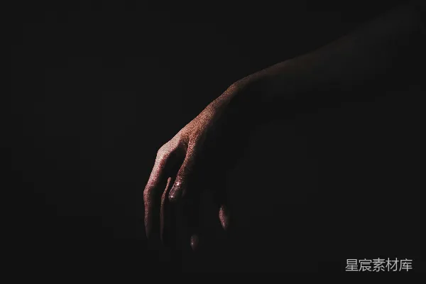高清摄影 人的手放在黑色布料上