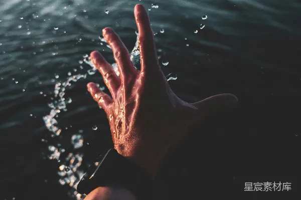 高清摄影 白衬衫男子左手按在水上的场景