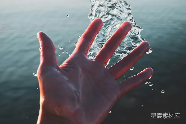 高清摄影 左手沾满水珠