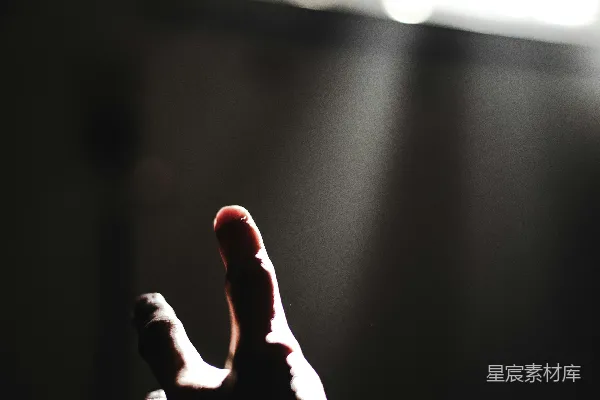 高清摄影 左手做祈祷手势的人