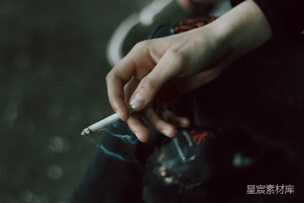 高清摄影 手中拿着香烟的人