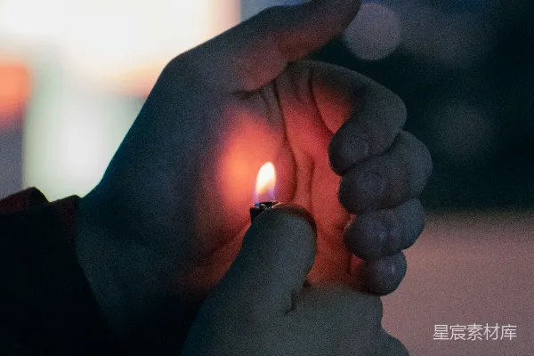 高清摄影 手持一支点燃的蜡烛的人