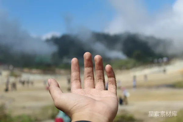 高清摄影 左手涂有白色指甲油的人们