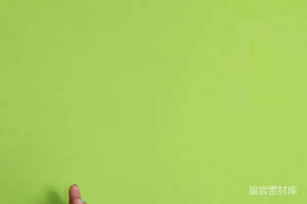 高清摄影 一个手持手掌向上的人儿对着绿色的门。