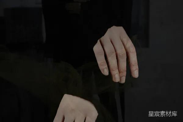 高清摄影 戴着戒指的女人的手在暗背景上