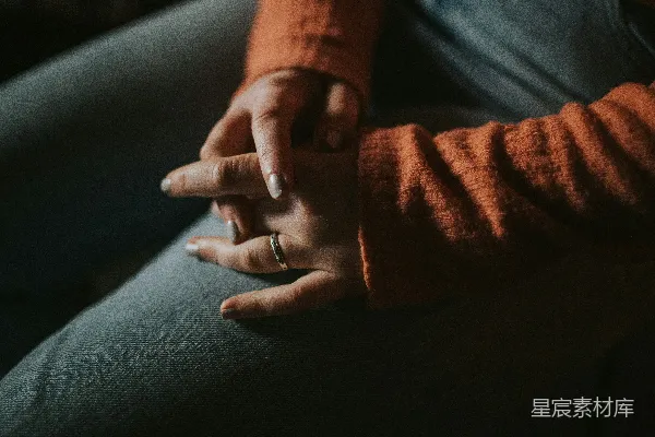 高清摄影 戴着银色戒指的人
