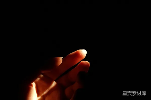 高清摄影 一个手拿着手机在黑暗中