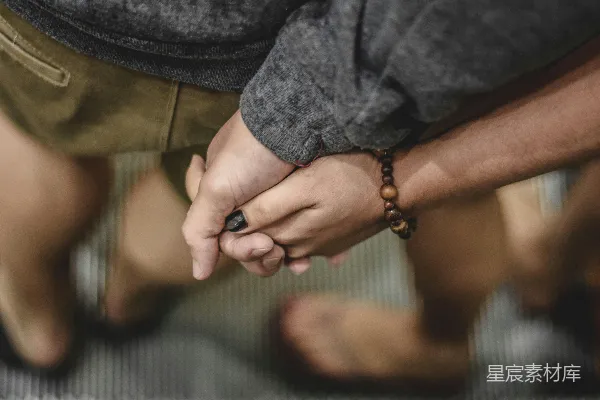 高清摄影 两个人手牵手的特写摄影