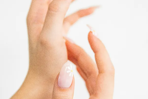 高清摄影 一个女人的手，涂有修过的指甲油