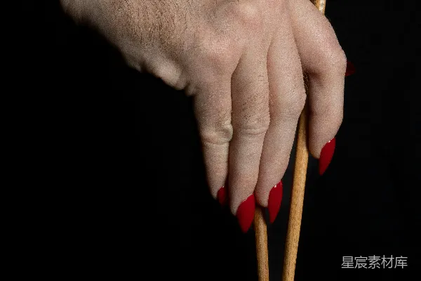 高清摄影 手里拿着两根筷子的人