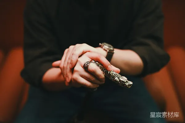 高清摄影 一个坐在地上的人双手合十