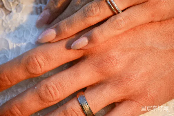 高清摄影 两人的特写镜头，佩戴着婚戒