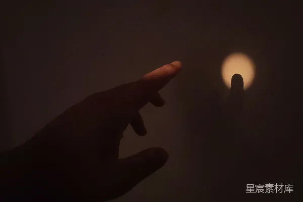 高清摄影 黑暗中某人指着手电筒