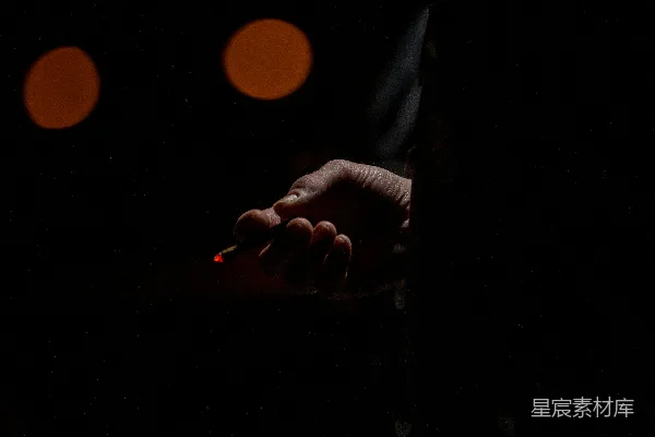 高清摄影 手持点燃的单支香烟的人