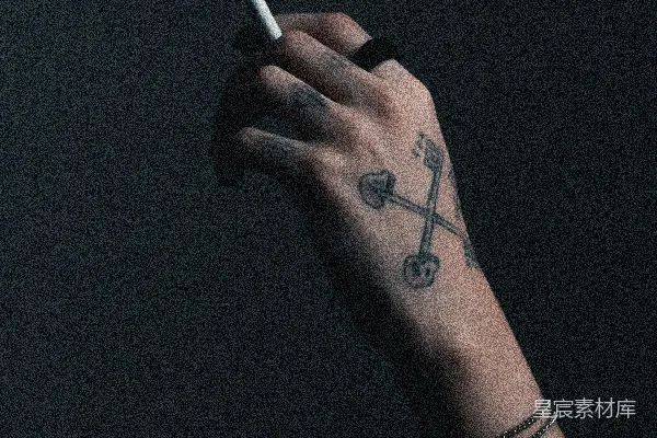 高清摄影 一个女人的手拿着一根印有十字的烟 cigarette