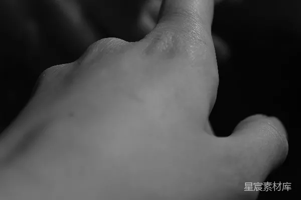 高清摄影 手触摸一个带有反光的暗色表面。