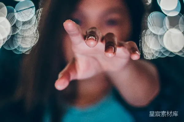 高清摄影 女性举起手的手部特写照片