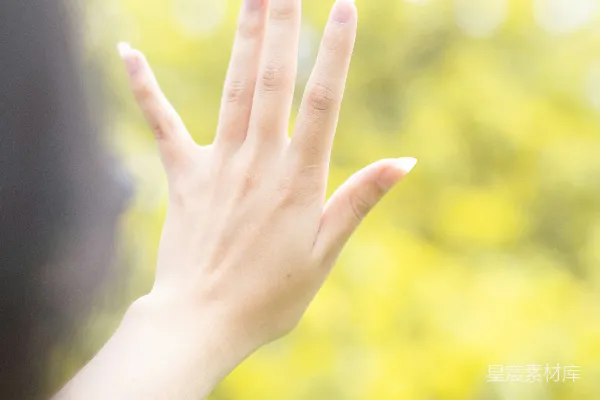 高清摄影 一位女性举手放在空中