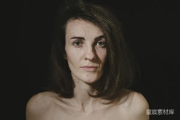 高清摄影 一个光着上身的女人在拍照