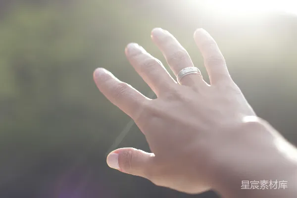 高清摄影 戴着银色婚戒的人