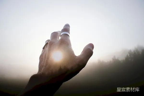 高清摄影 一个人的手伸向太阳