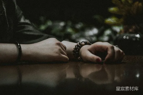 高清摄影 桌子上一个人的手的特写