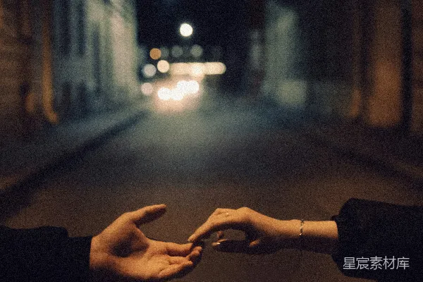 高清摄影 城市夜晚街头伸出的两只手。