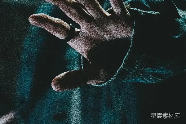 高清摄影 一个男人伸出他的手向前方