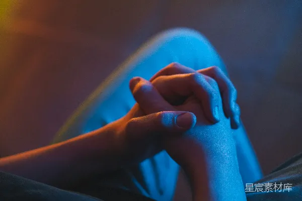 高清摄影 女人的手放在沙发上
