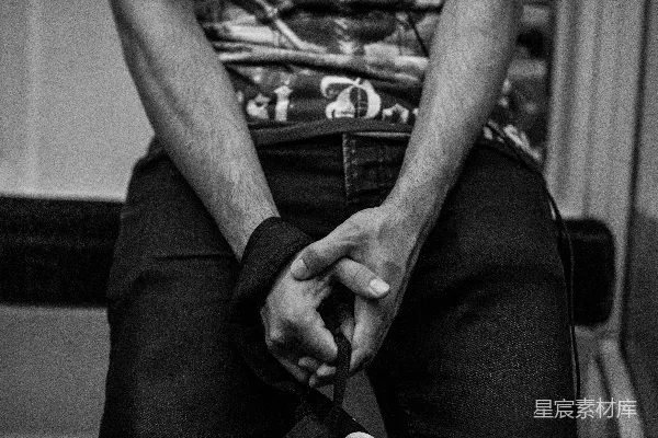高清摄影 灰度照片中男人和女人手拉手