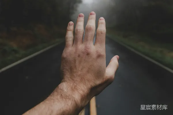 高清摄影 左手在一片雾气缭绕的道路上