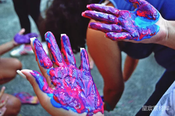 高清摄影 一群手被涂成彩色的人拿着什么东西