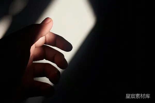 高清摄影 黑暗中伸手取物的人