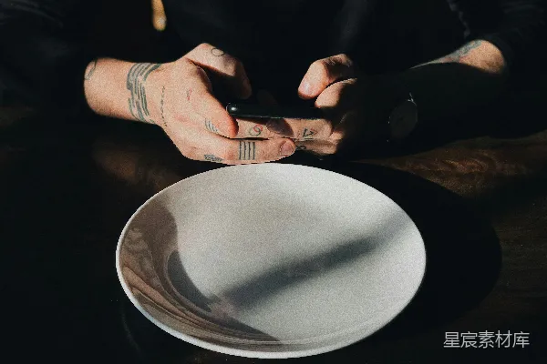 高清摄影 圆白陶瓷盘