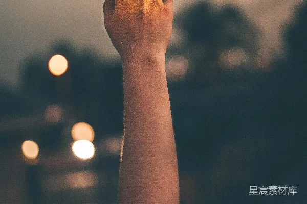 高清摄影 左手留下光圈般的灯光