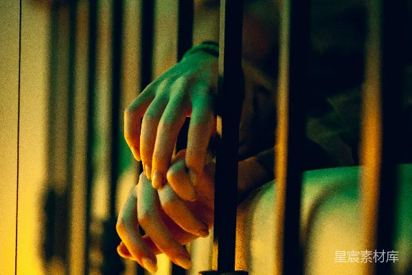 高清摄影 一个手里拿着一捆香蕉的笼中人物
