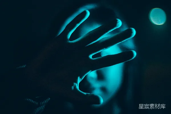 高清摄影 用手遮面的人