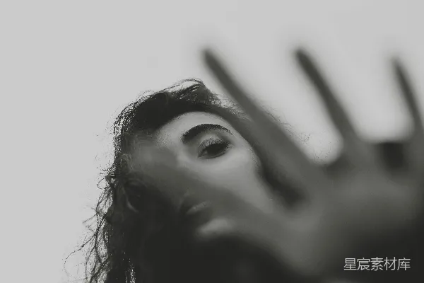 高清摄影 一张黑白照片，展示着一位女性的脸和手