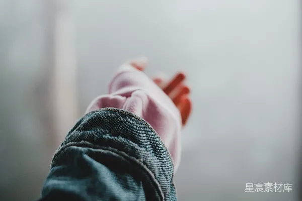 高清摄影 穿蓝色牛仔裤的人