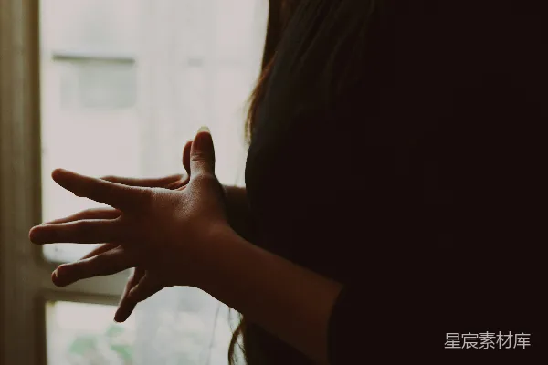 高清摄影 一个女人的手指向窗户
